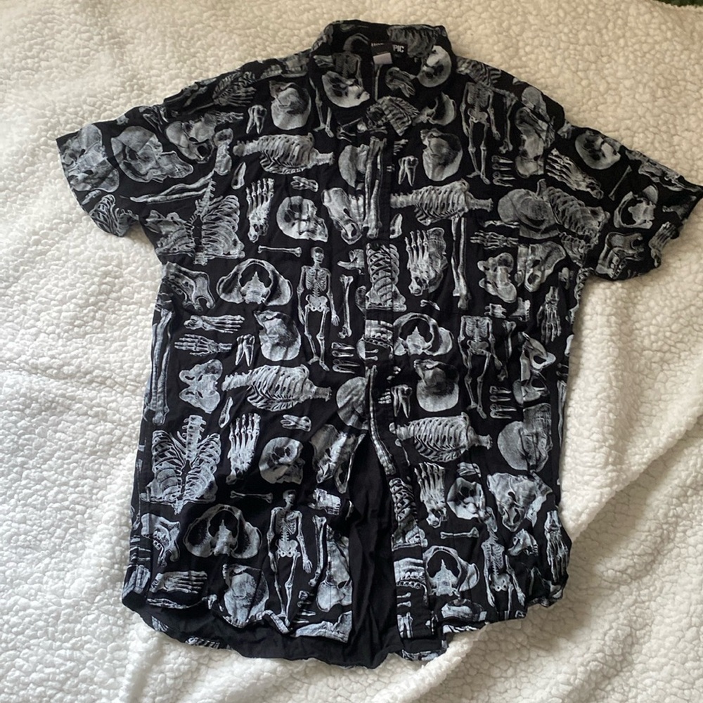 ☠️ Men’s ☠️ HOT TOPIC 🦴 human skeleton 💀 bones 🦴 spooky medium size shirt 💀